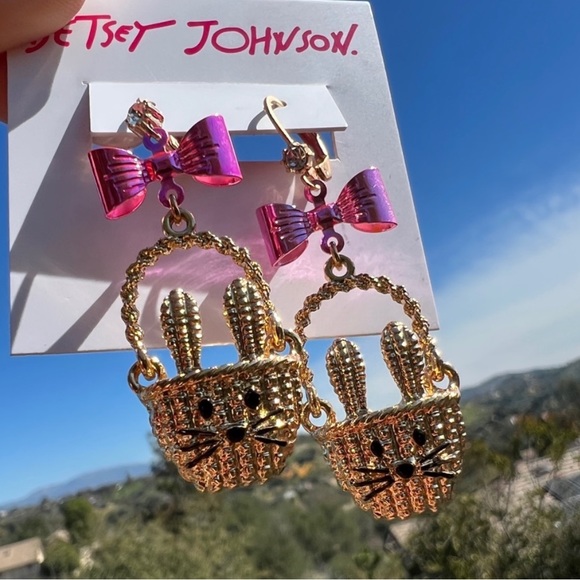 New Betsey Johnson  pink bow with bunny basket earrings - Picture 3 of 15